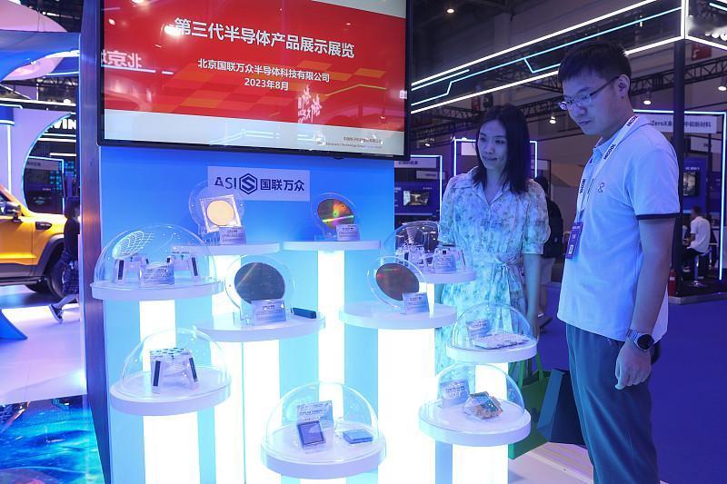 翻了下中国半导体行业协会刚出的2024年数据，全年国内半导体销售额突破1.2万亿