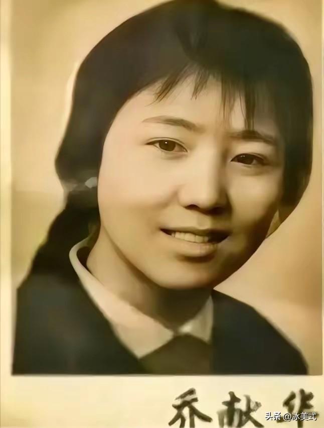 1972年，泥瓦匠张复生娶了城里的女知青，晚上睡觉他发现妻子的腰变粗了。他以为妻