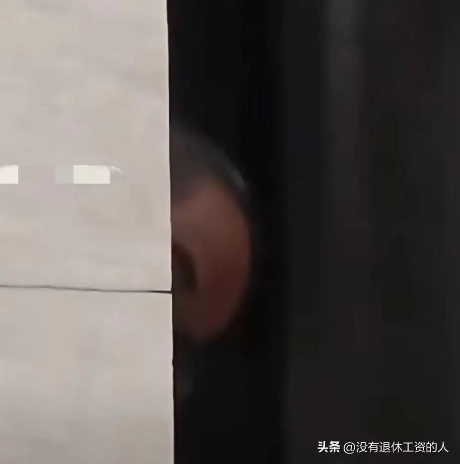 太吓人了！

江西一女子去公厕时，发现有一个陌生男子，一直鬼鬼祟祟的跟在自己的后