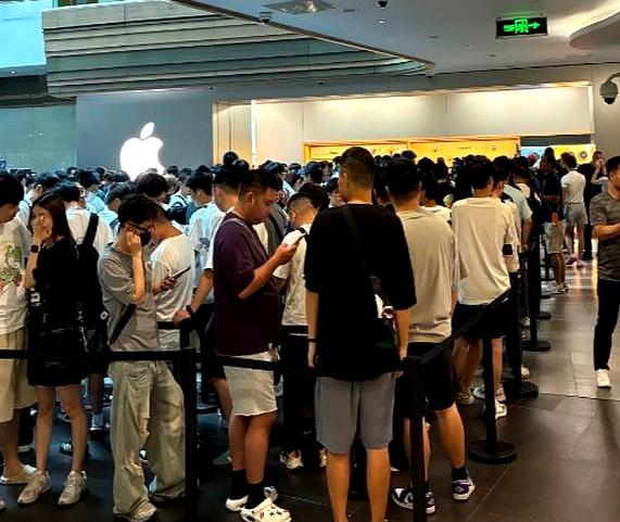 这个秋天，两桩价格戏对着演：手机涨，香水降。
9月1日起，华为/小米/荣耀多款机