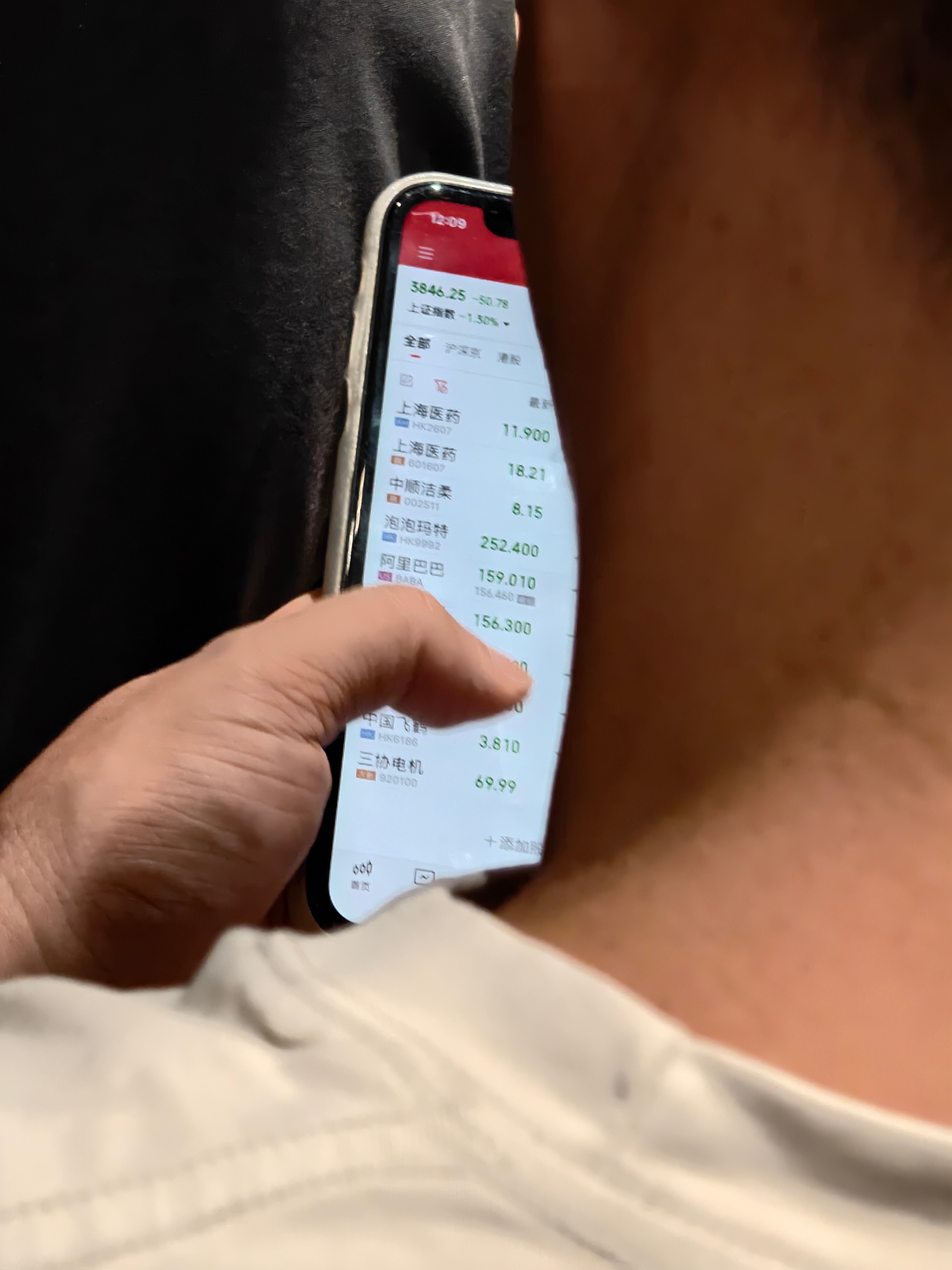 今天A股这是怎么了？我在电梯里看到这个人翻了4屏，都是绿色的...... ​​​