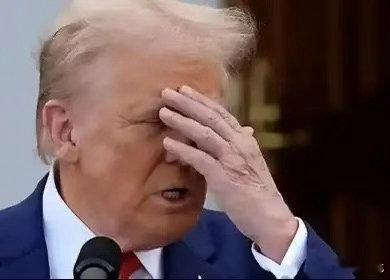 黄仁勋4日在一个会议上说，美国不应当把最先进的芯片卖给中国，并强调美国必须在AI
