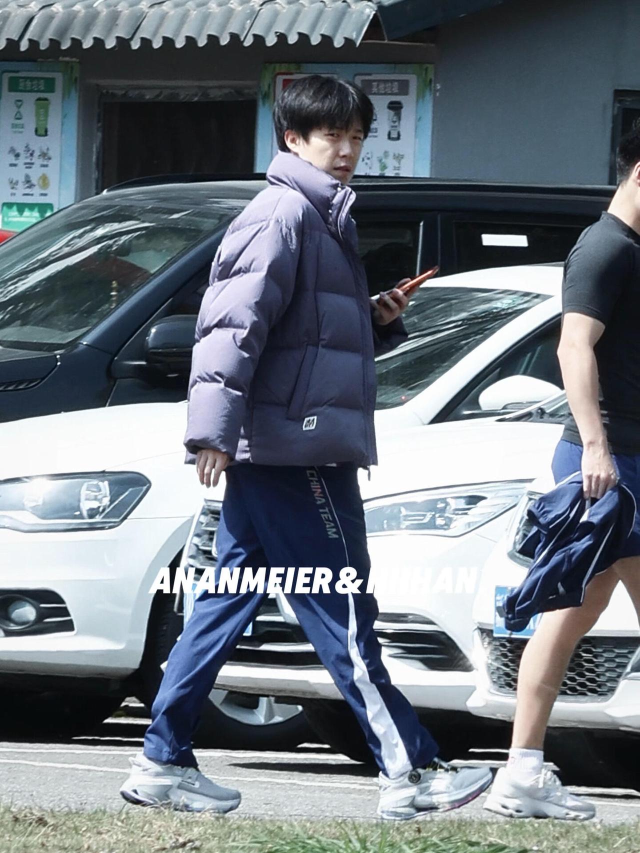 头哥保暖工作做得真好，紫色羽绒服好看，牛牛可却穿着短裤短袖，一个朋友像冬天一个朋