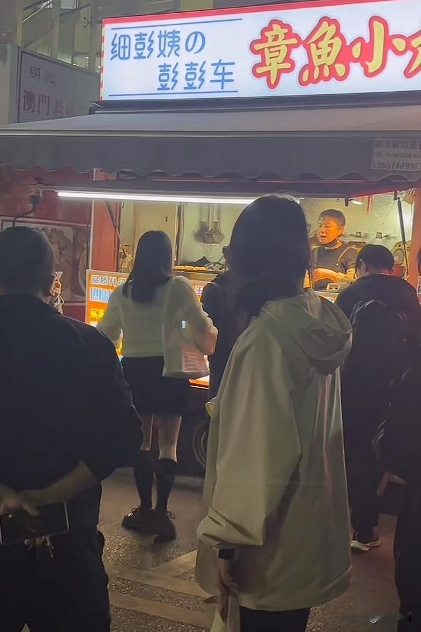 湖南长沙，两女子买丸子因等待时间长而不满，怒砸没有付钱的丸子。摊主要求赔钱，女子