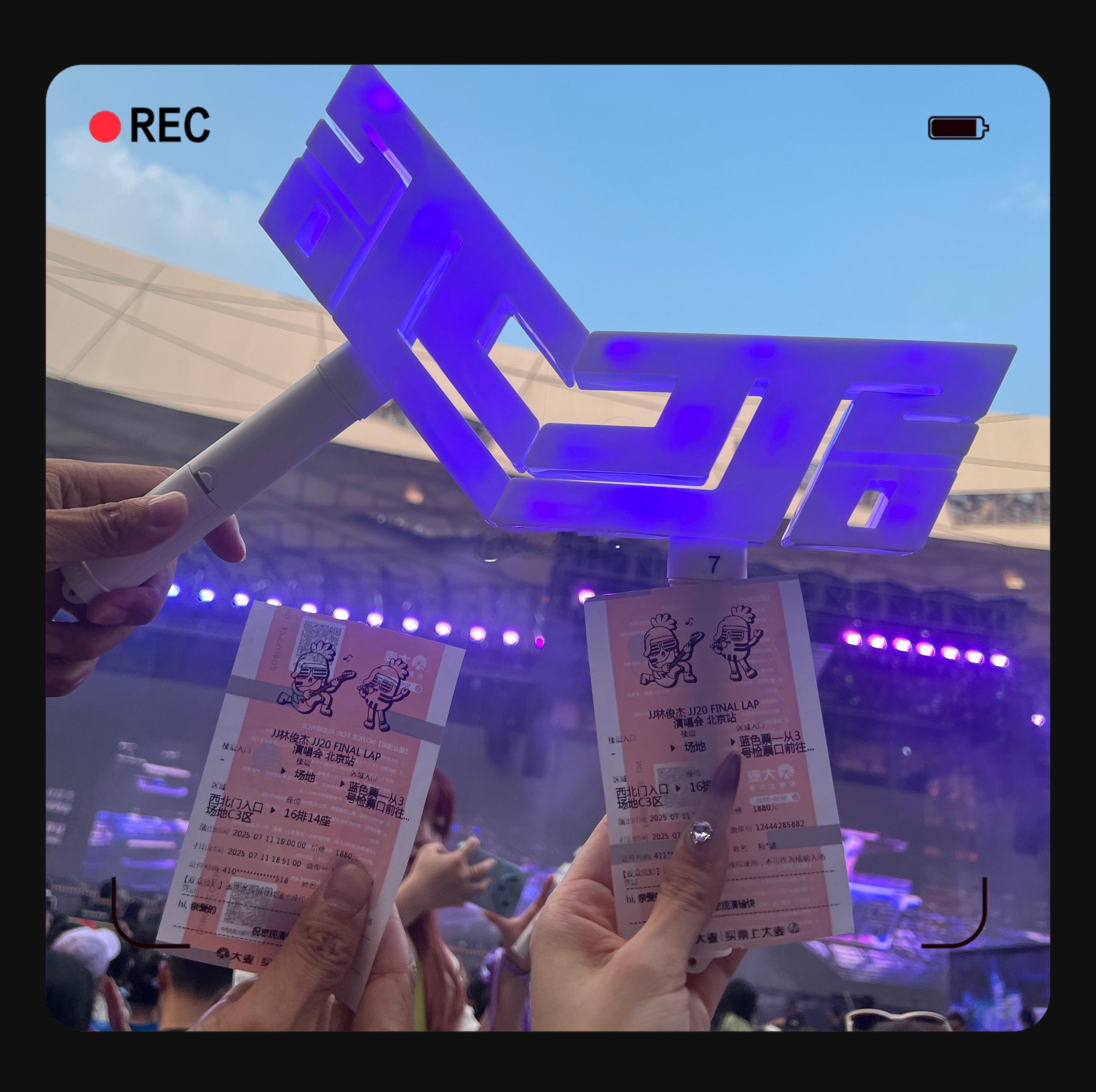 过火、背对背拥抱。   