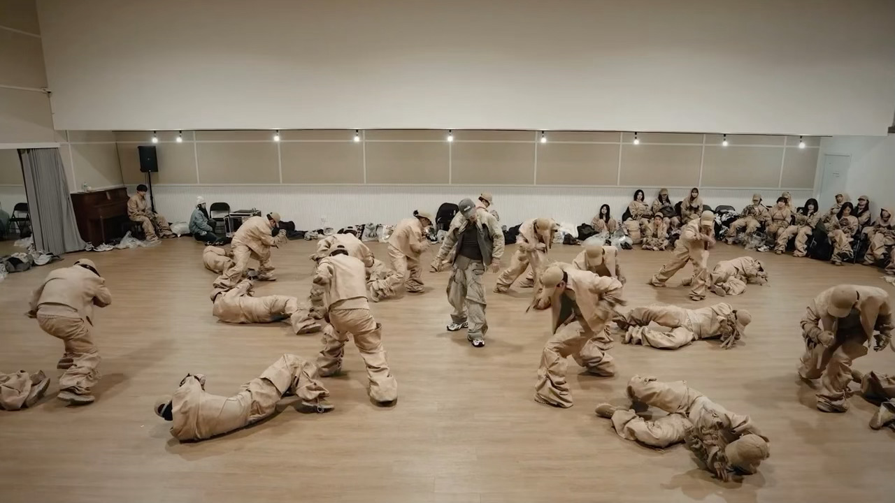 练习室版太爽了，尤其是中间有几次转场，伴舞是分批来的，好震撼好丝滑，齐舞太好看了