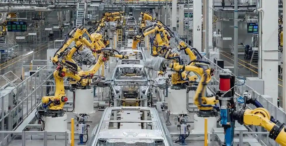 为什么中国坐拥世界工厂、全球最大消费市场，产业升级却始终举步维艰？真正的破局之路