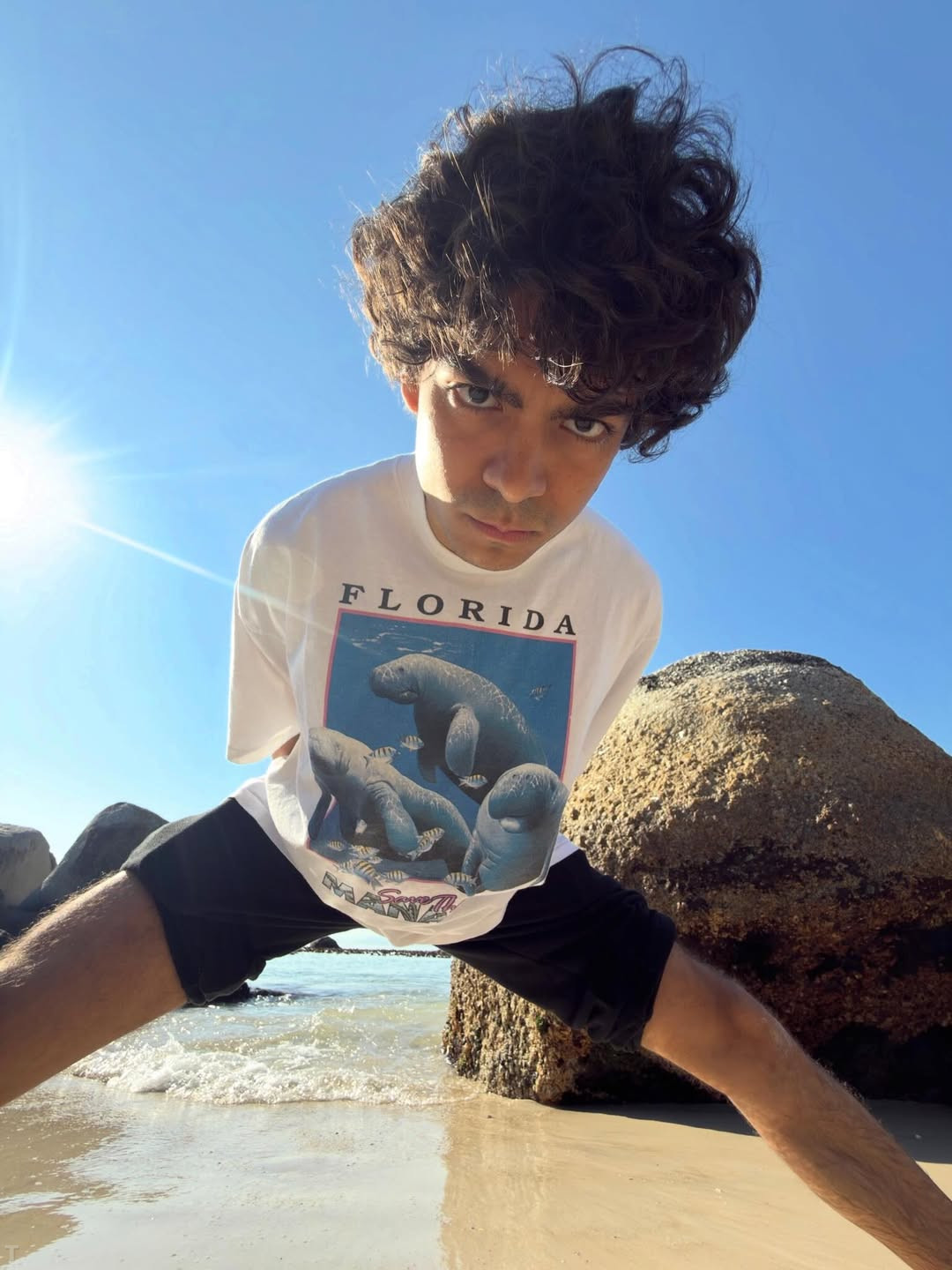 海贼王真人版路飞演员伊纳基纠违晒出一堆自拍照。应该还是在第三季片场的南非吧。海贼