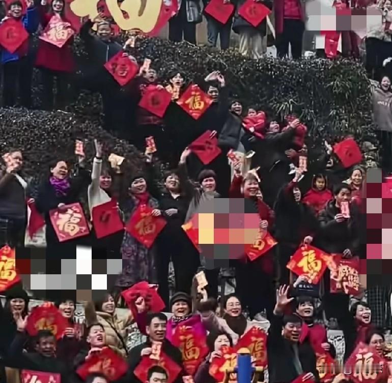 近日，浙江绍兴新昌县东山村全村村民集体拍摄合影，镜头扫过，全村村民整整齐齐一个不