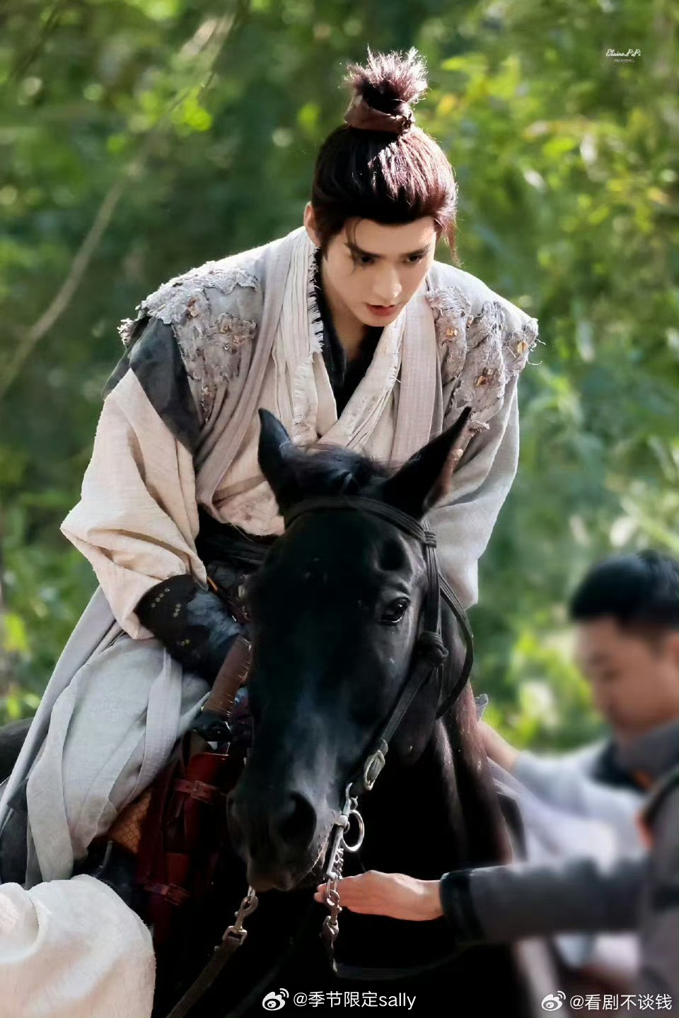 龚俊白衣公卿今日拍摄路透🈶英气十足的高马尾 