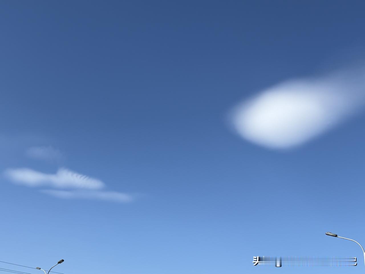 今天北京的天空很魔幻，云彩的边界模糊，像极了棉花糖，天蓝得让人心醉。