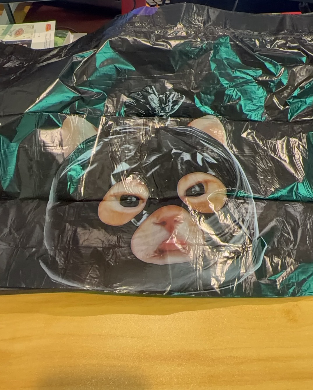 嘎嘎嘎瑞幸这个联名的垃圾袋好喜欢好好玩啊，好想搞个家产的哈哈哈哈哈哈 ​​​