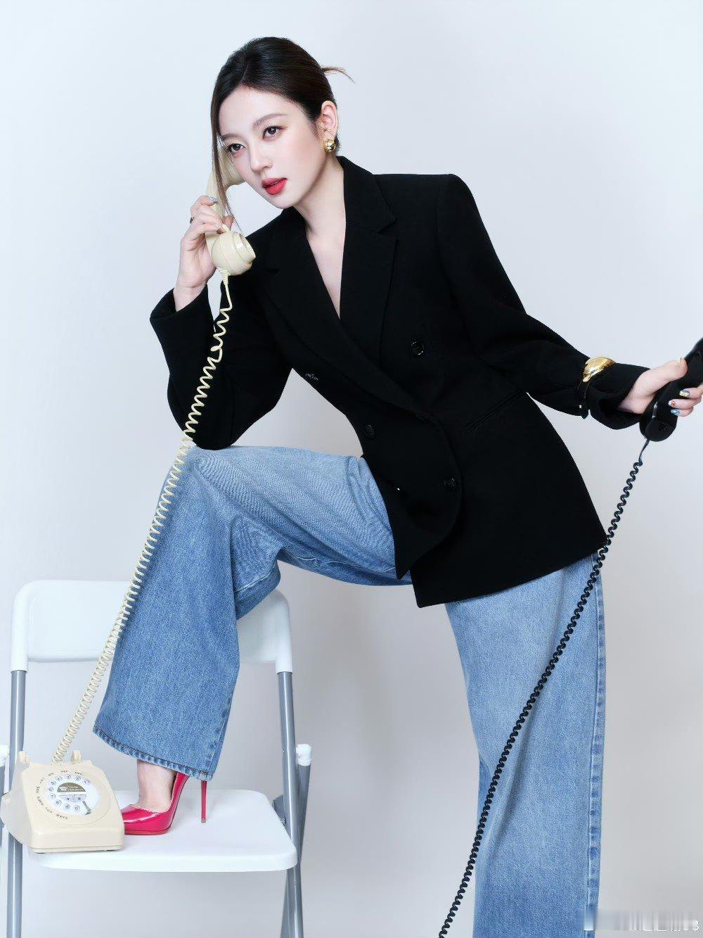 何瑞贤红的绿的白的都是美的何瑞贤简直是风格多面手，红黑白绿灰各种颜色全hold住