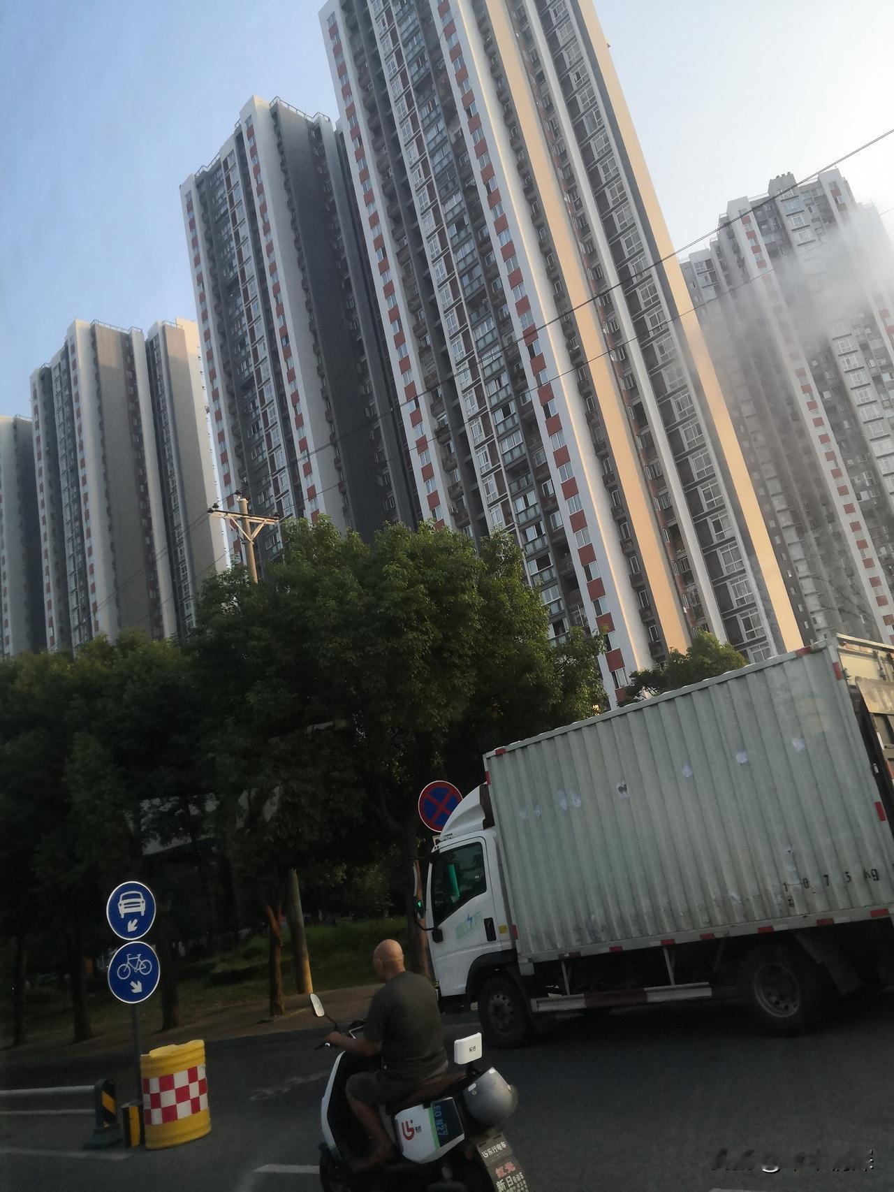 西南地区最大的城市之一成都是楼市，作为一个省的中心城市，他们的要求也许很高的一个