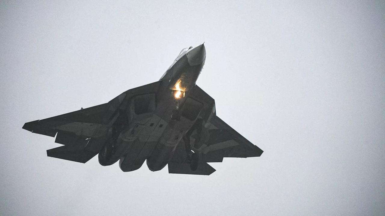 俄罗斯其实想要除掉泽连斯基，难度其实并不大。
泽连斯基多次乘坐火车、飞机，去往欧