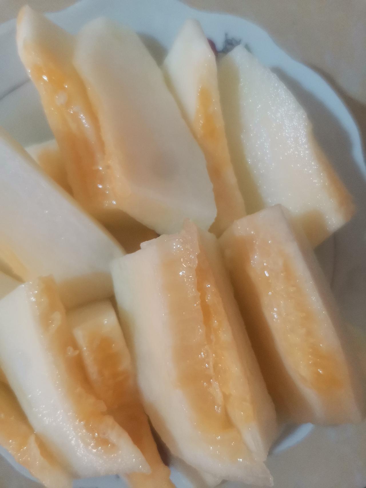 上午九点半去我妈家。
先洗香瓜，切好装盘。
再切丝瓜、茄子、辣椒。

锅中倒油，