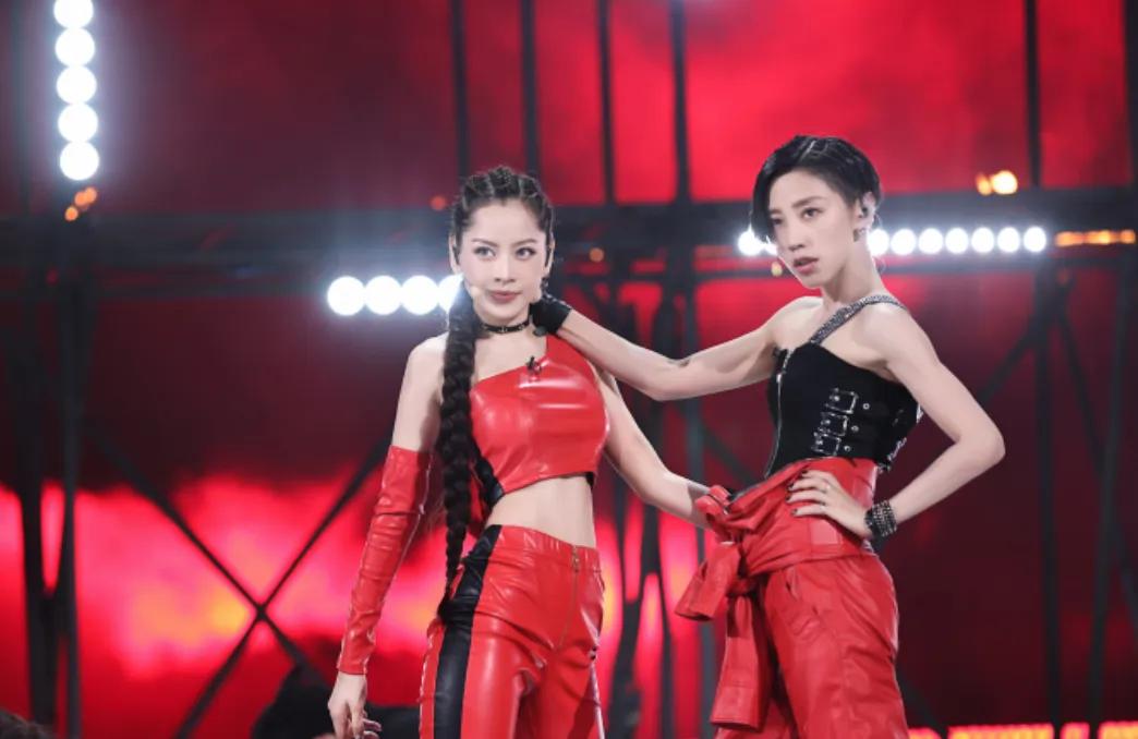 芝芙与谢欣的这一版《Swing》，亮点全都在舞蹈上，我个人不是很喜欢这一版歌曲的