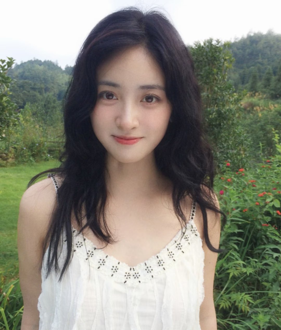 沈月喊村里小朋友去客栈吃烤肠没想到沈月还喊村里小朋友去客栈吃烤肠了，我们月月真是