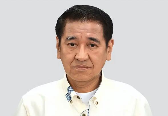 日本又想搞事了，74岁的屋良朝助偏不按套路来，8月4号他在冲绳县厅记者俱乐部开了