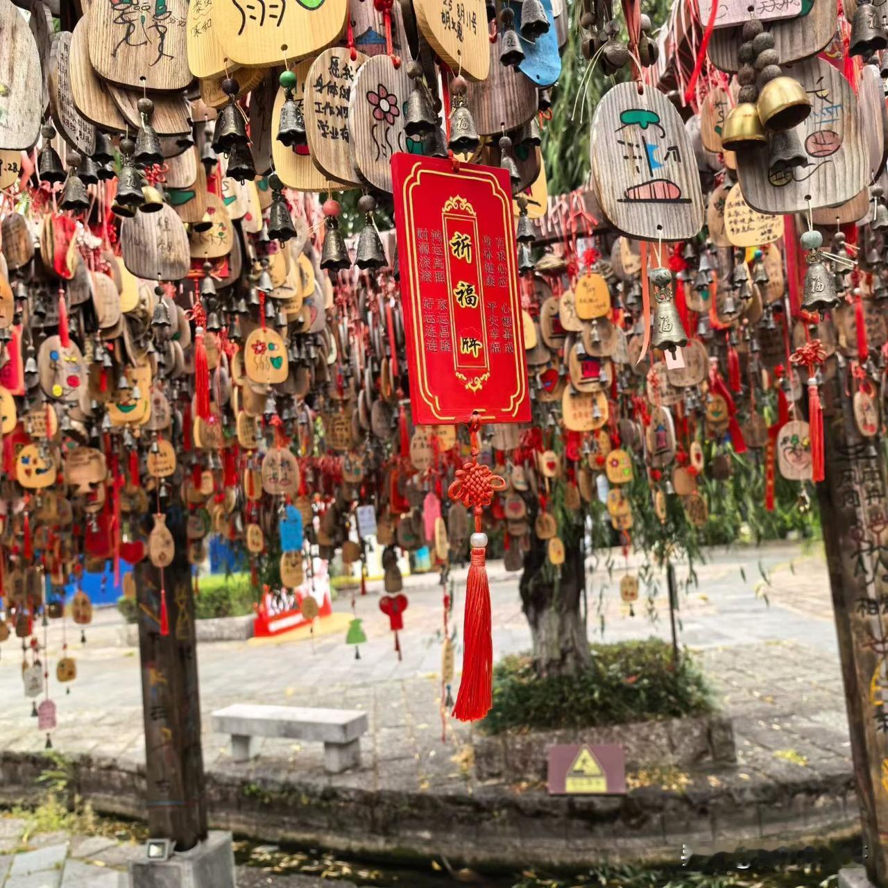 现在去景点许愿的人越来越少了，好冷清！