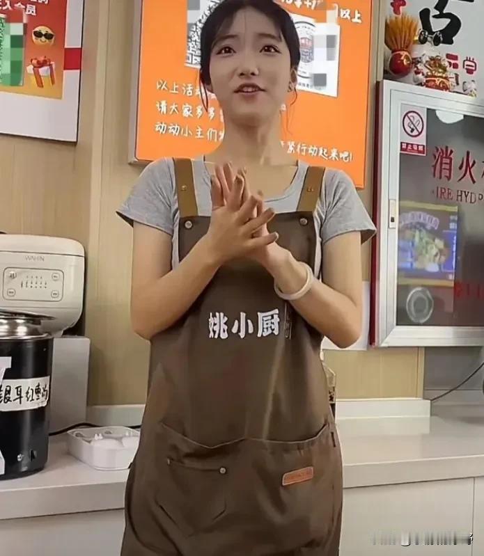 这哪是招了个暑期工啊，简直是捡到宝了！

有一位女大学生到饭店打暑期工，她在饭店