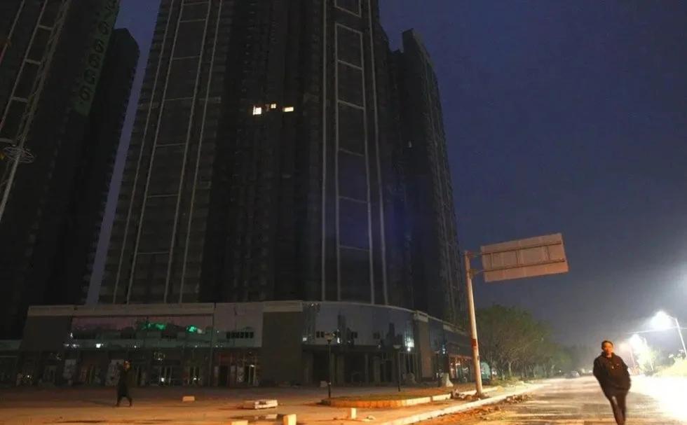 能想象吗？一座大居民楼，晚上就有一户有灯光，有人居住，其他都是黑洞洞无人居住的样