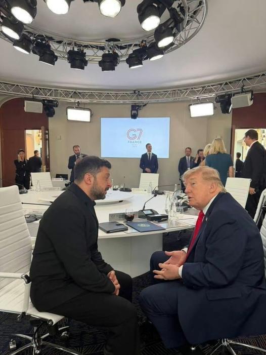 泽连斯基又见缝插针在法国和特朗普见面了！
G7峰会再现特朗普在餐桌前和泽连斯基会