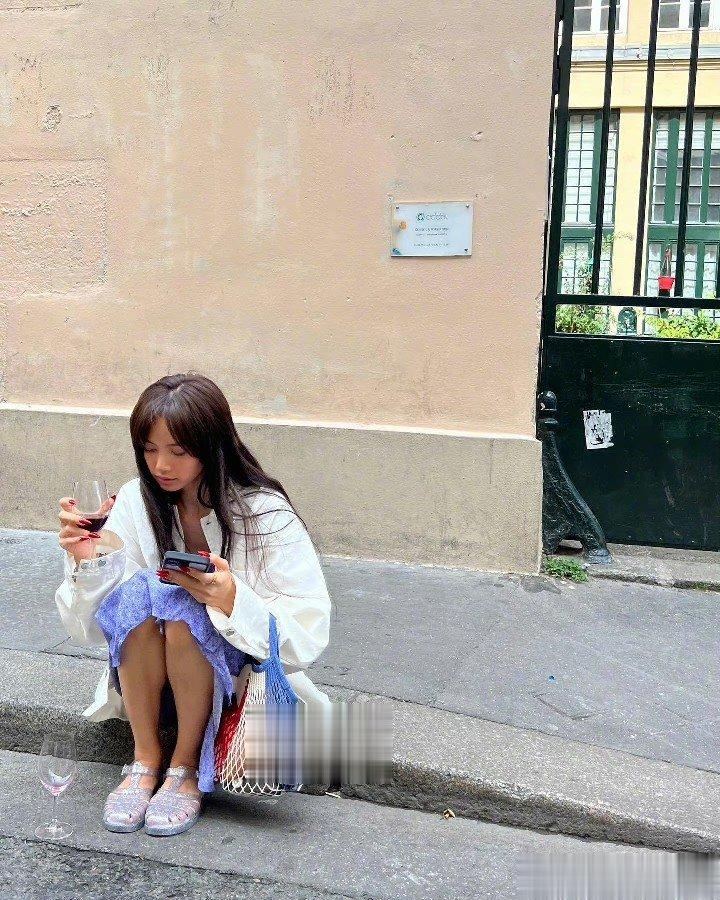 #Lisains更新#  我正开着日光灯玩手机 忽然觉得周围暗了下来 原来是手机