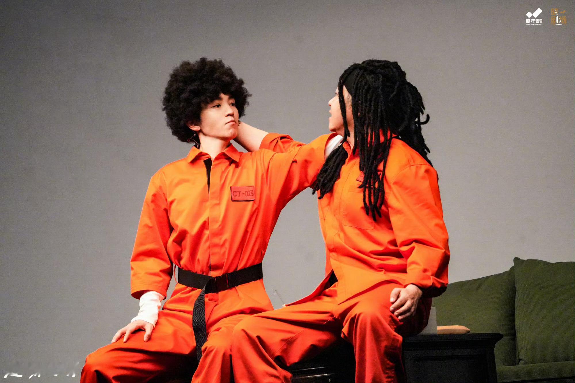 王俊凯饶晓志互扯头发 王俊凯话剧《趁世界还年青》新舞台照和饶晓志互扯头发的画面太