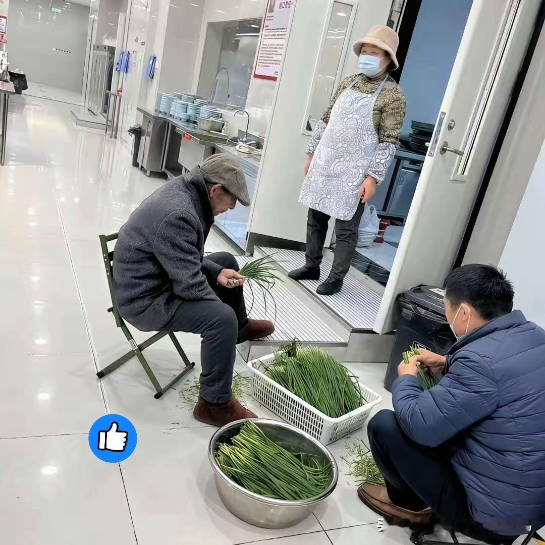 你们说刘强东父亲图啥？
我真是想不通！
儿子都身价上亿了，儿媳妇章泽天也在英国混