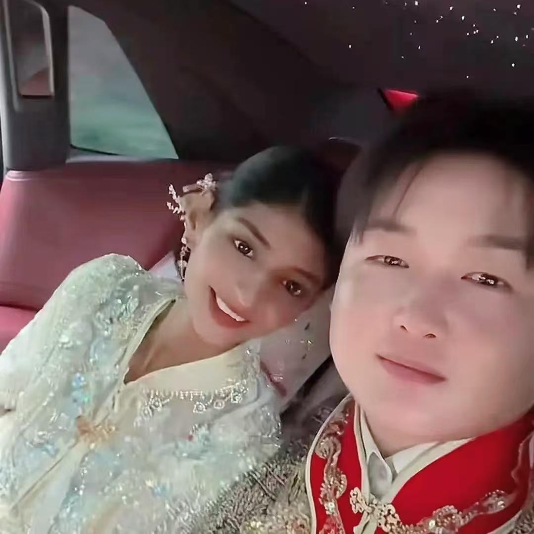 婚礼直播变成卖场，该祝福还是该吐槽？网红“小黑妮”的婚礼现场成了带货直播间。
