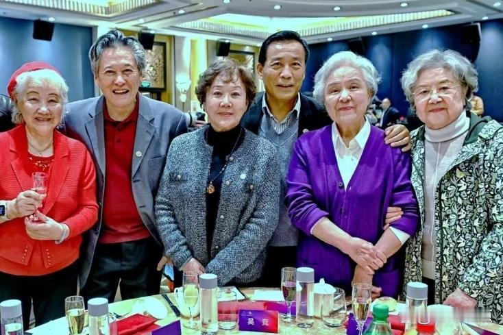 一群电影老演员合影。这次祝希娟老师站边位，但银发红衣再加个小红帽，还是让她成功抢