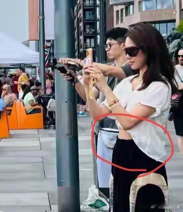 杨采钰
也开始像苗苗看齐了，完全放弃演员这条路，和富豪老公过起了富太太的生活。