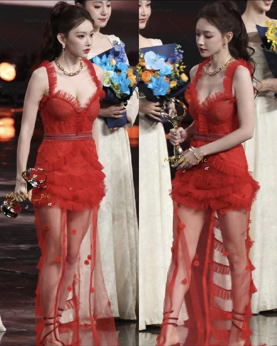 程潇参加微博之夜的造型引起网友热议，很多网友都表示，这套裙子确实显白

而且也显