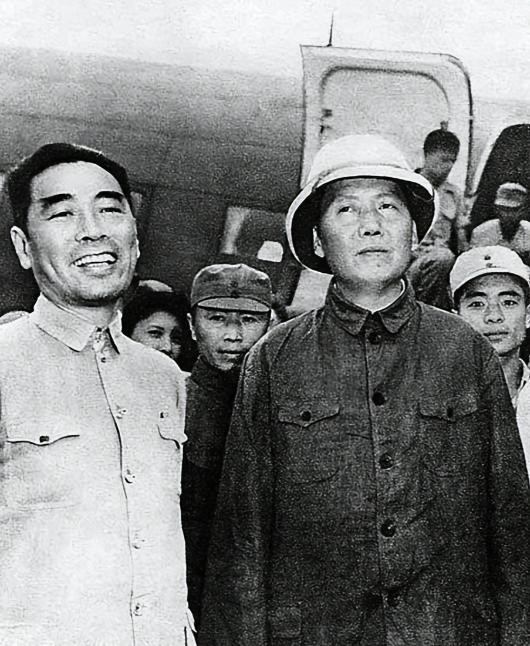 1945年，重庆谈判归来后，毛主席突然一病不起，浑身发冷，大家怀疑中了毒，苏联医