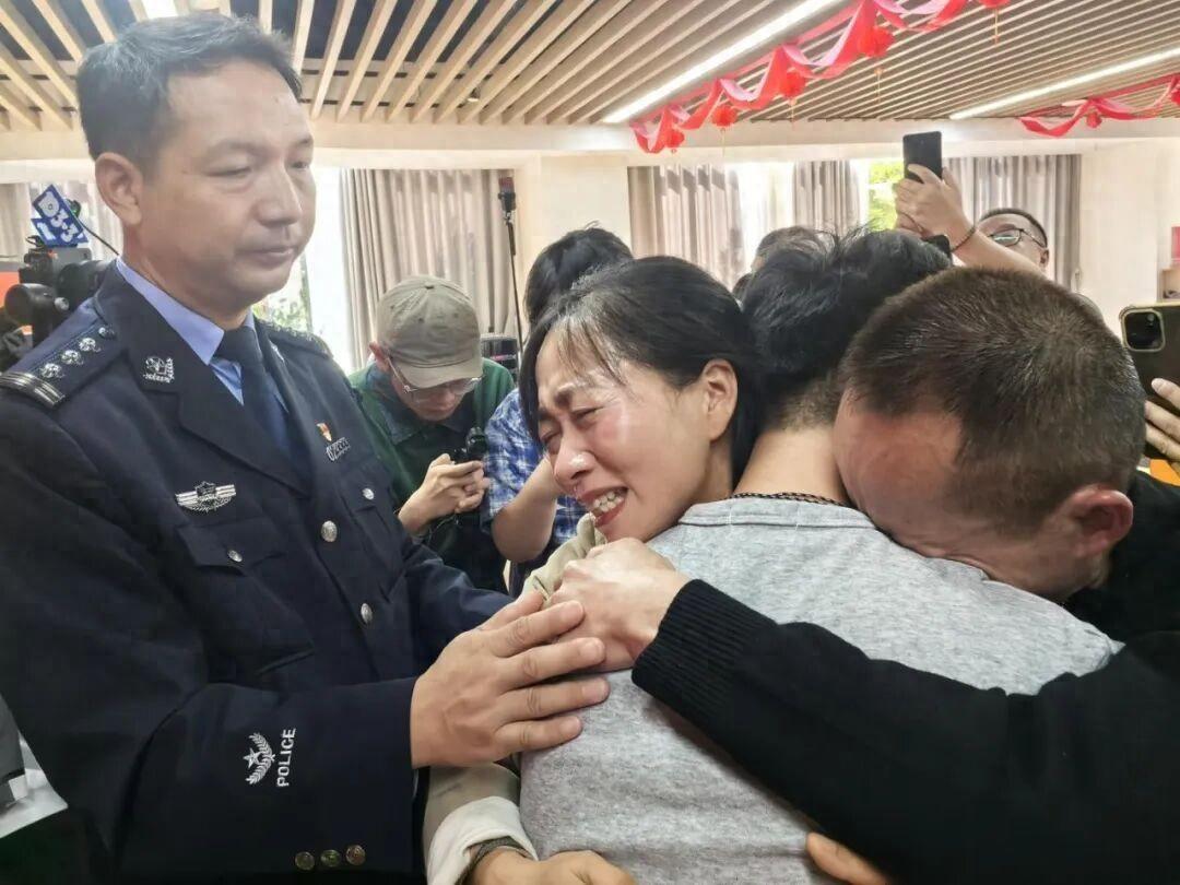 男子带4岁儿子卖菜时儿子被拐：夫妻互相埋怨离婚，他寻子多年未再婚，22年后儿子终