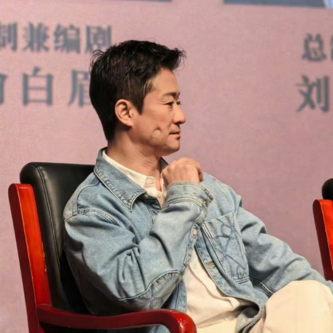 吴京 水肿还是要注意身体健康啊 