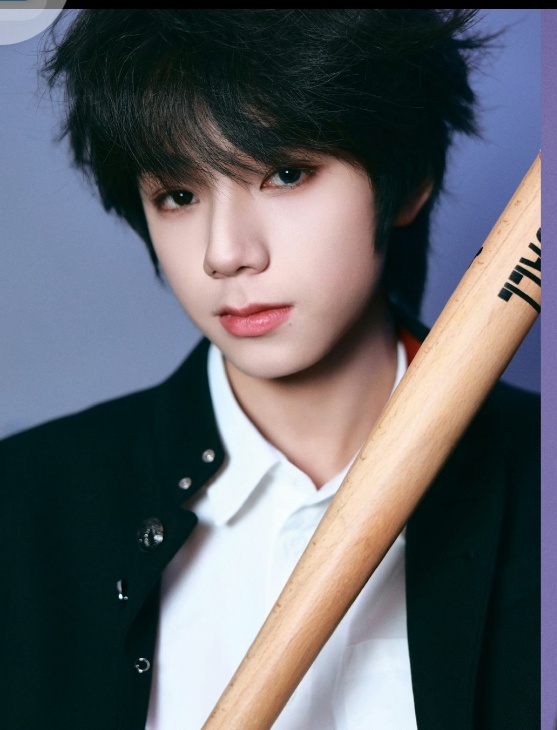 王橹杰彝族血统发力了深邃五官自带氛围感，舞台上眼神张力拉满，彝族少年的独特气质藏