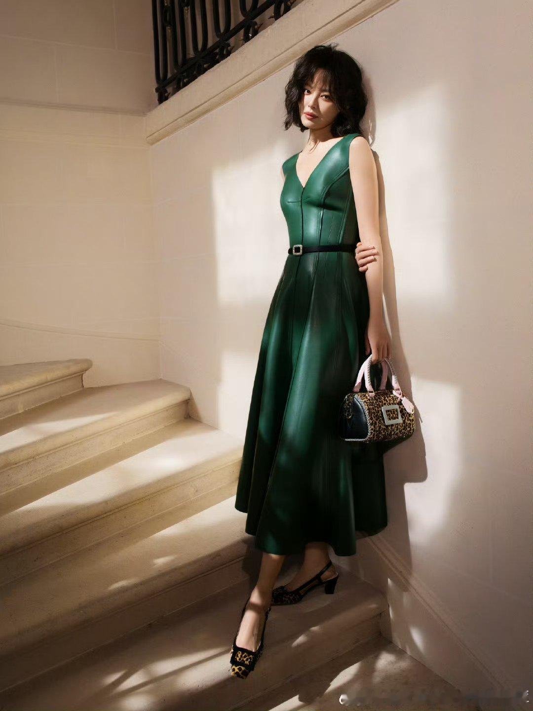 2025/11/25新宣商务:辛芷蕾&Roger Vivier 全球品牌代言人（