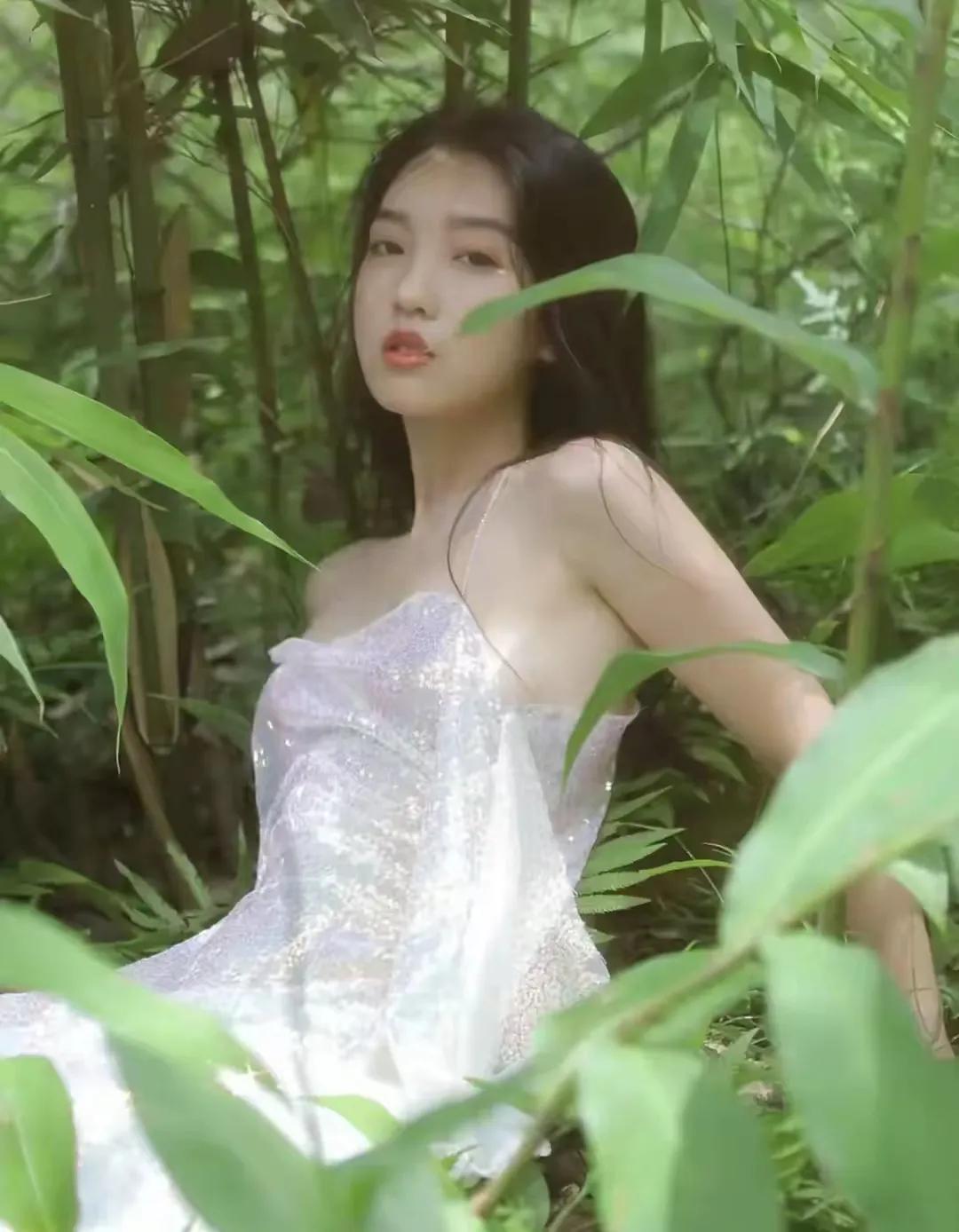 被称为阿姨，岁月在她脸上留下了痕迹，却未曾带走她对爱情的渴望。孑然一身，她不是没