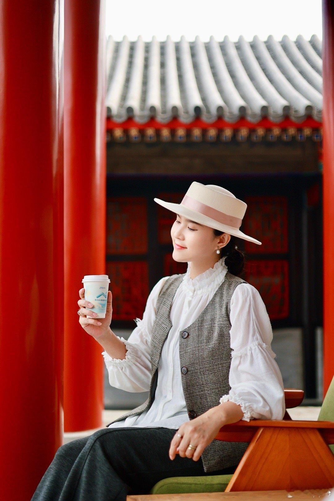 早上刚把哭闹的娃哄好，电脑就弹出“方案下午交”的提醒；好不容易哄睡娃想赶工，又忍