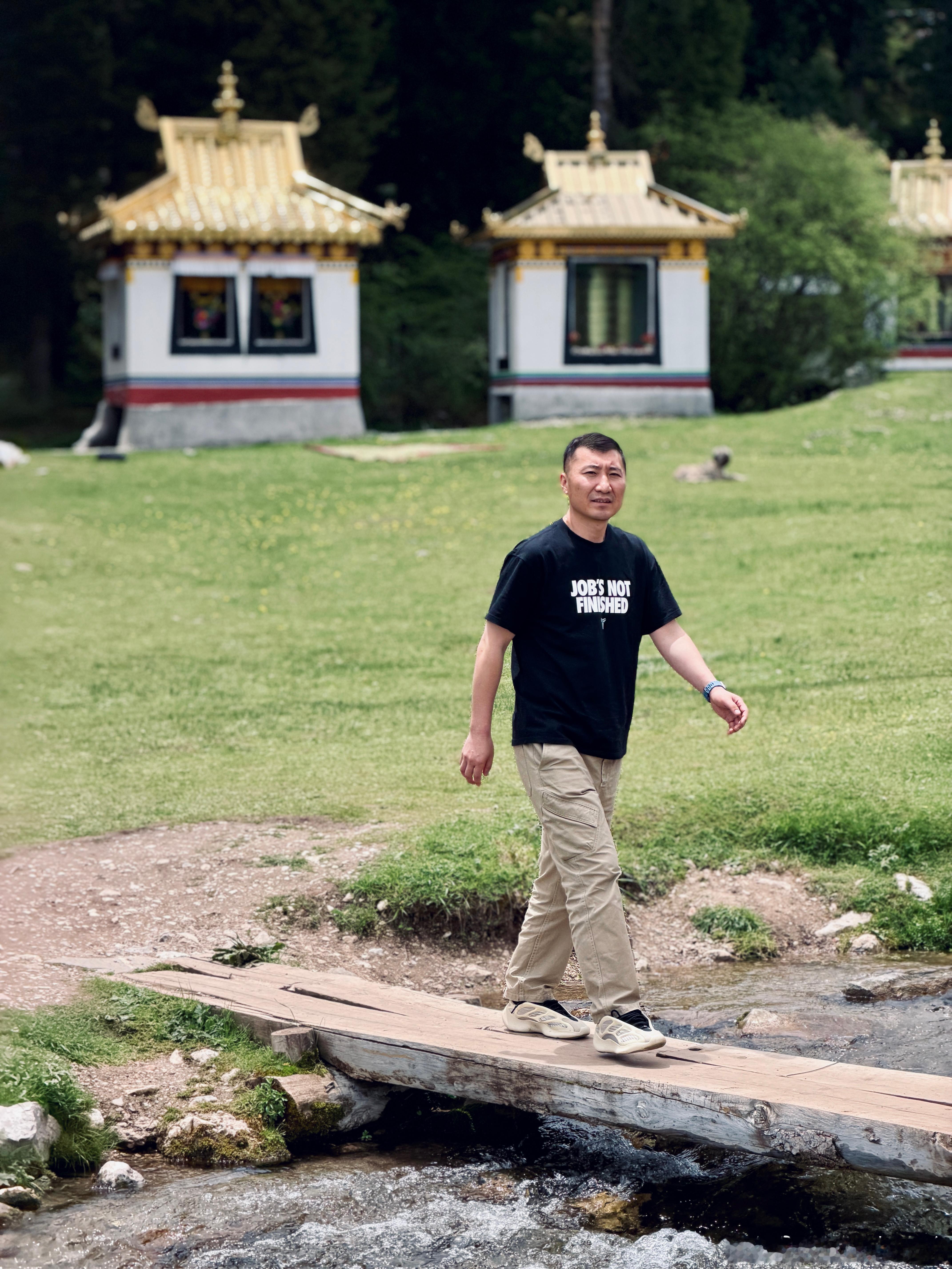 这个世上比起想象中“更好的路”，只有一条最好的路，就是你选了之后把它走下去的那条