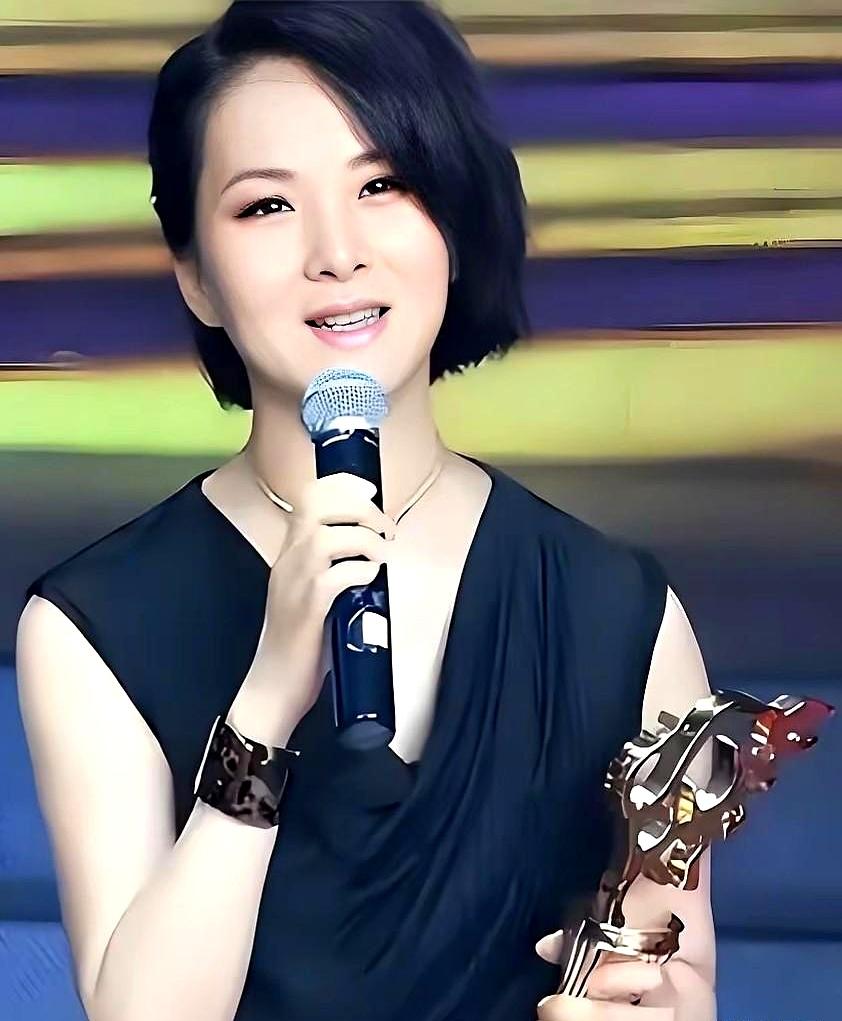 真尴尬！
在美国安稳定居13年的人，转身回国端起“情怀牌”时，线下活动竟被当众请