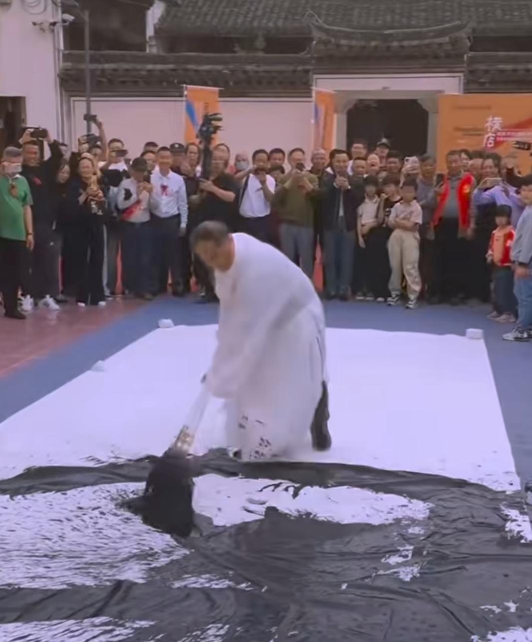 大师就是大师，最后写完扔掉笔那一下，透着从容与潇洒！

曾教授在先锋艺术道路上的
