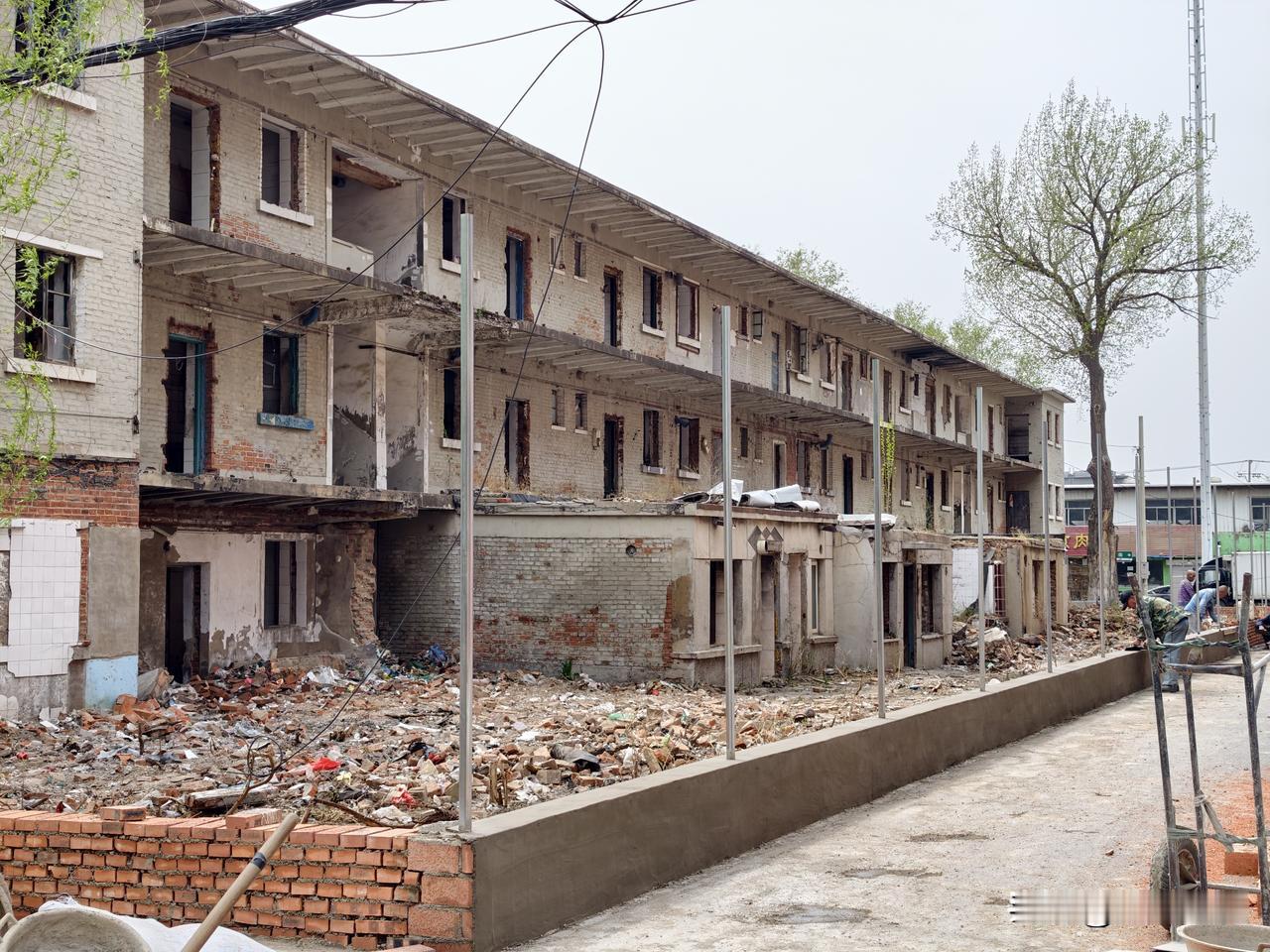 724待动迁的老楼有新动静…

坐标在沈阳大东区724地区，几栋上世纪的三层红砖