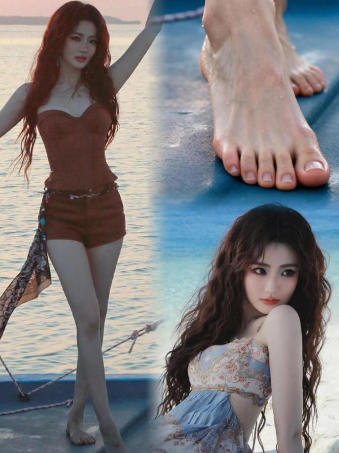三个美女，一个在船上，一个在沙滩，一个在泳池边。