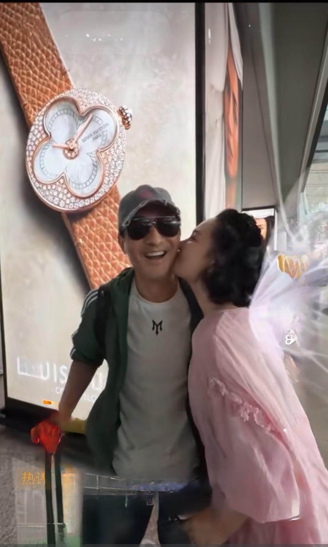 演员郭晓东媳妇接出远门回来的他，亲热得像热恋中的年轻人。办个班传授一下经验吧，儿