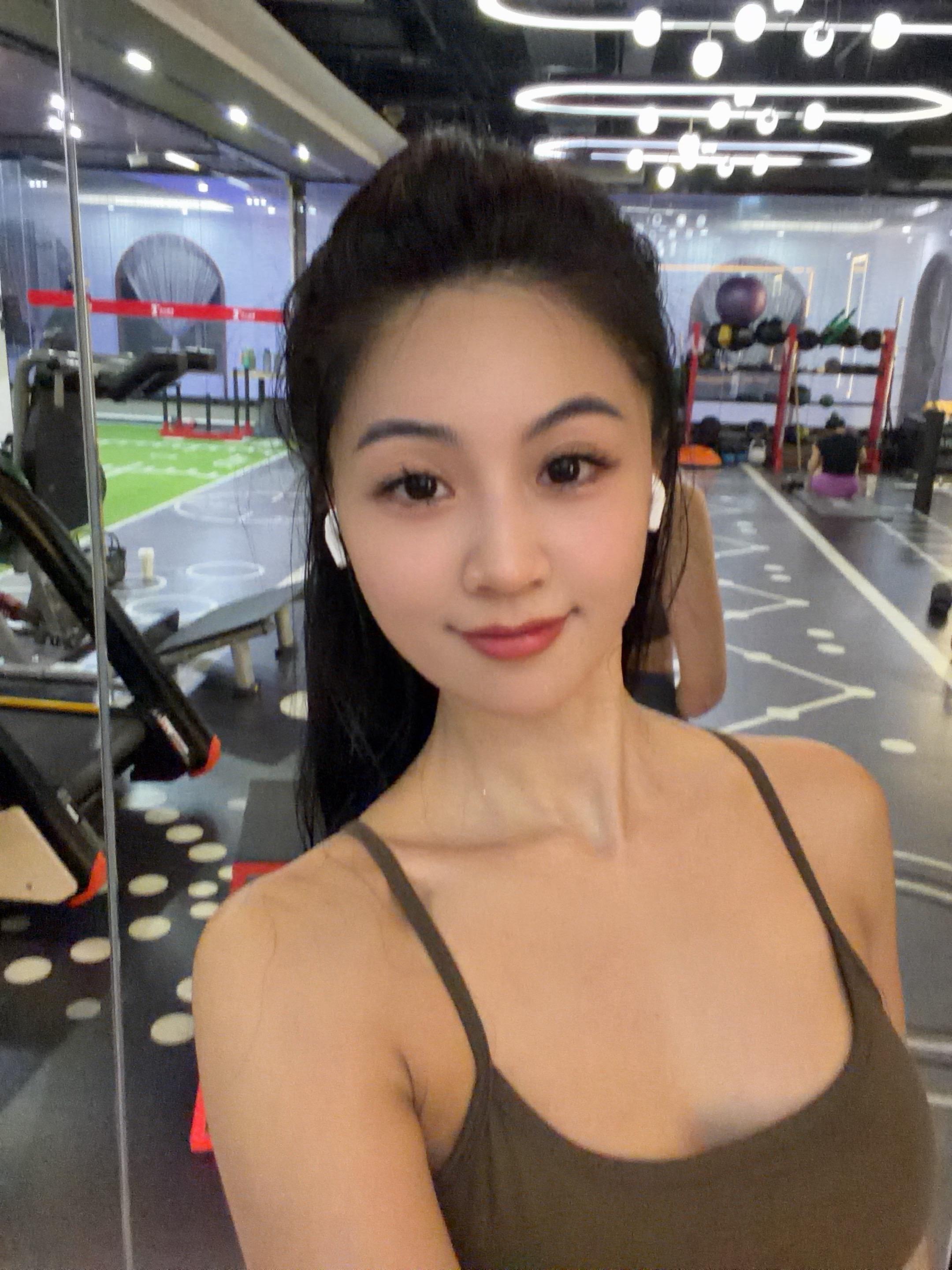年前健身房最后一练开心到模糊 先来首好歌新年热身一下 ㊗️粉丝们大家越来越好