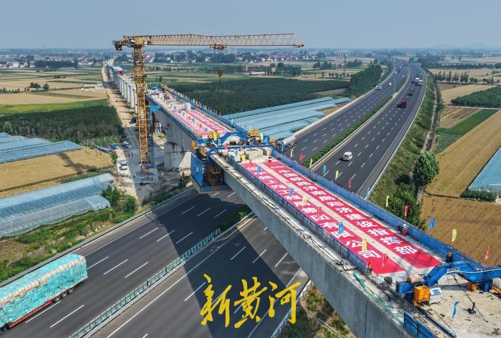 潍宿高铁跨京沪高速连续梁顺利合龙！5月31日凌晨，由中铁上海局承建的潍宿高铁10