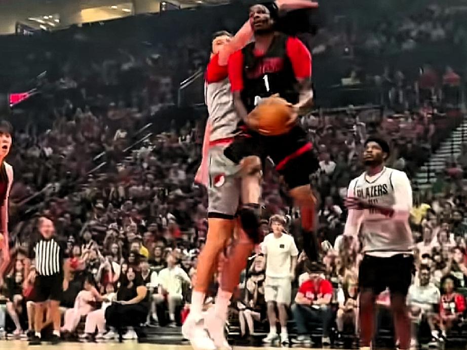 莫兰特秀翻全场！今天NBA开拓者队进行了队内训练赛，莫兰特向大家展示什么叫技术，
